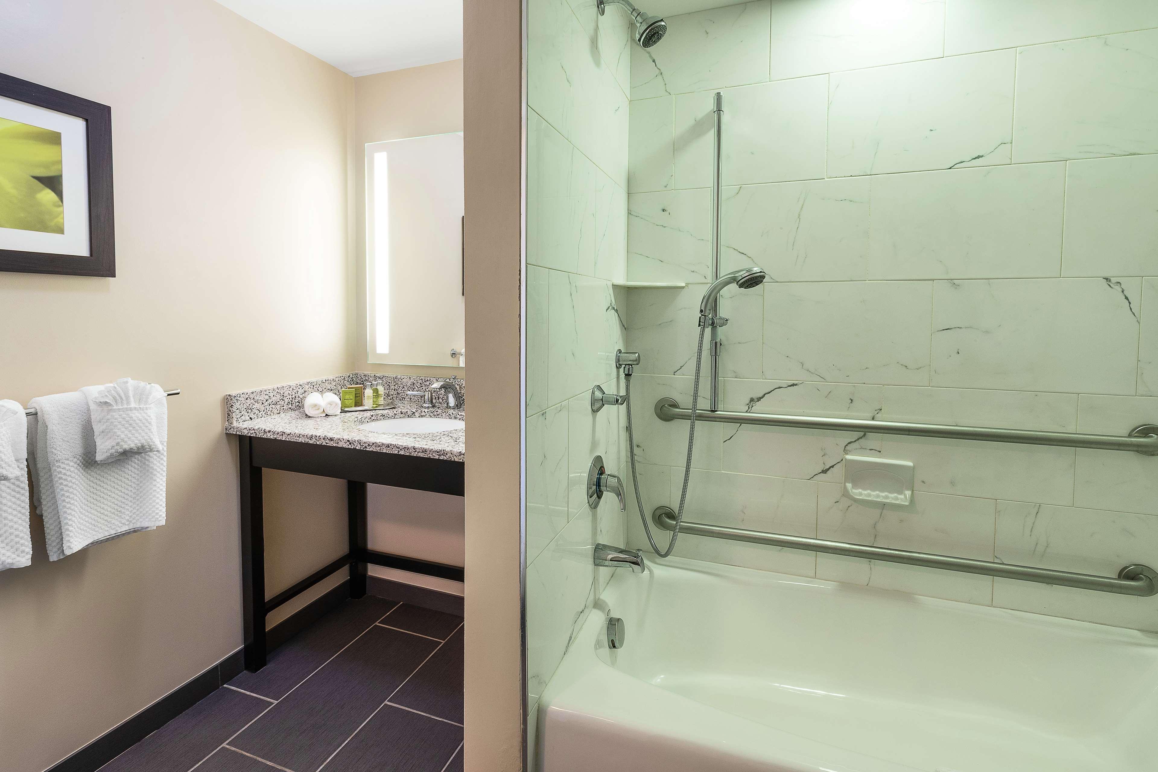 Hotel Doubletree By Hilton Cape Cod - Hyannis Exterior foto